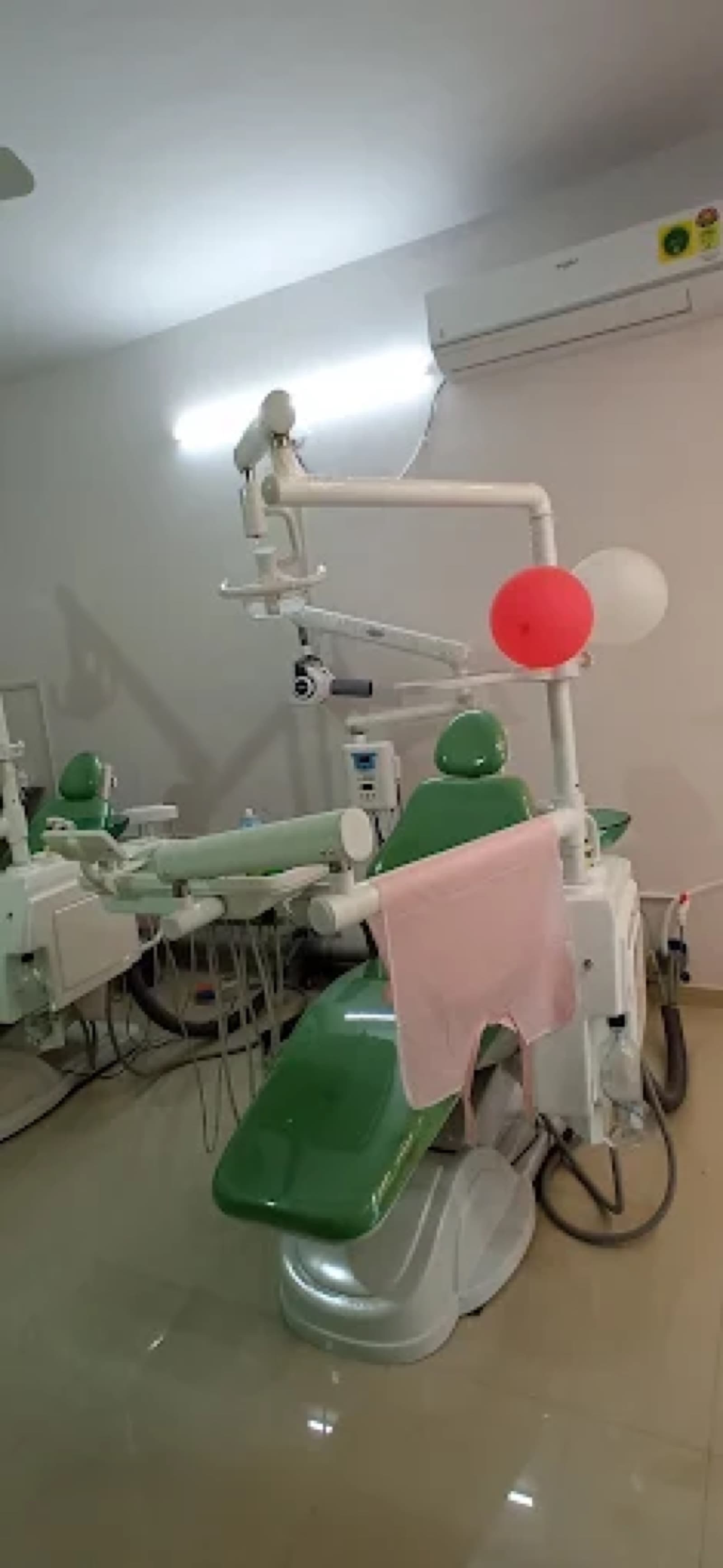 Dental chair decorated with balloons during the clinic opening celebration