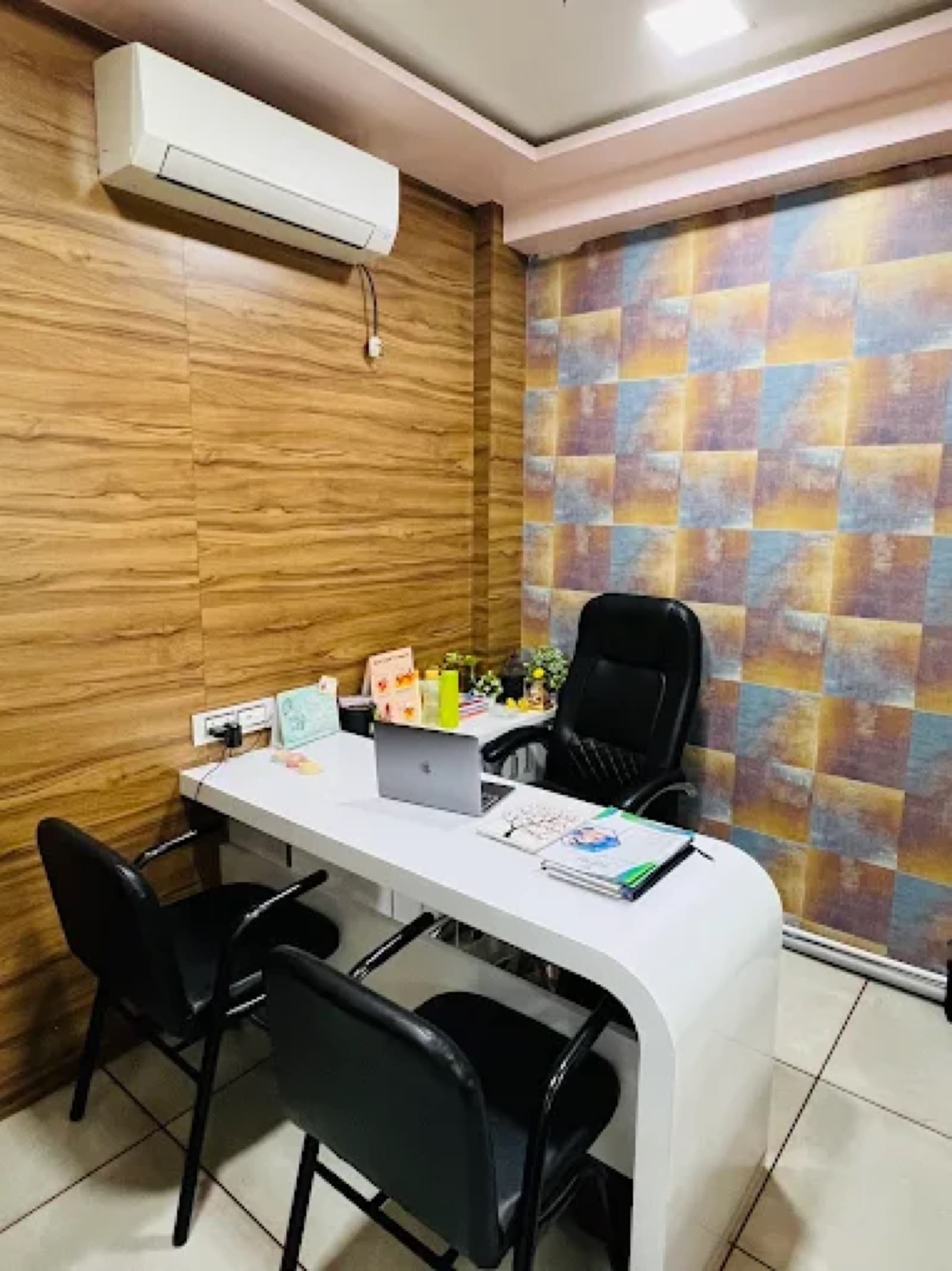 Welcoming consultation desk and waiting area inside the clinic